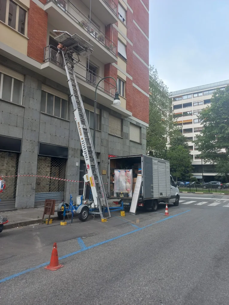 Elevatore esterno in azione su strada per un trasloco ai piani alti